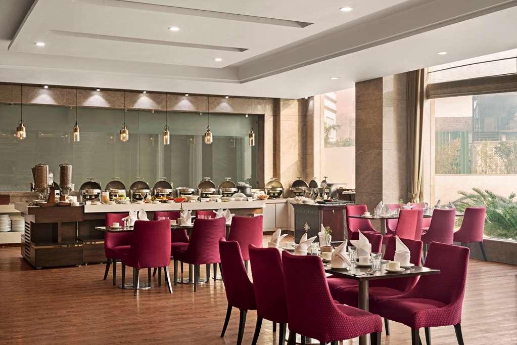 Ramada By Wyndham New Delhi Pitampura Hotel Restaurante foto