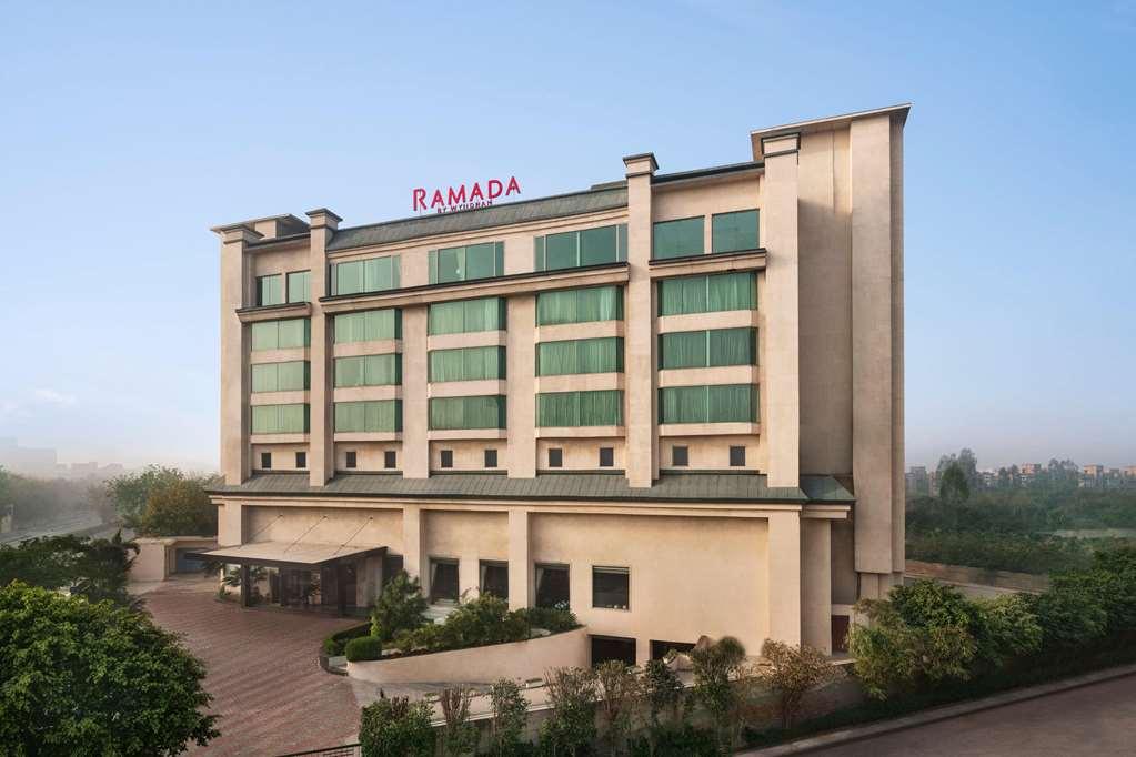 Ramada By Wyndham New Delhi Pitampura Hotel Exterior foto