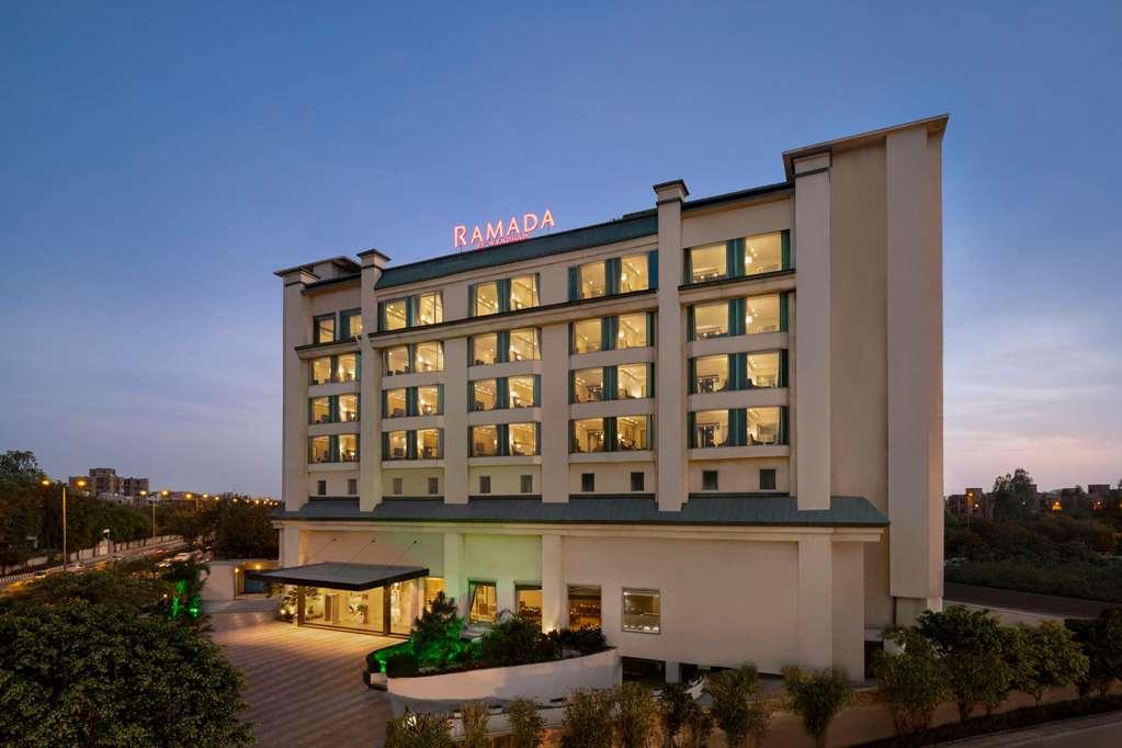 Ramada By Wyndham New Delhi Pitampura Hotel Exterior foto