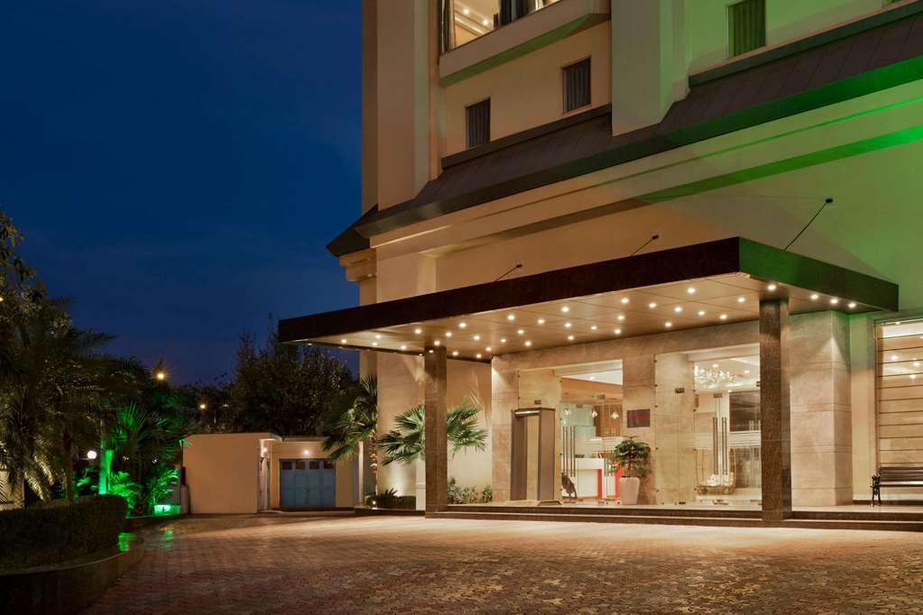 Ramada By Wyndham New Delhi Pitampura Hotel Exterior foto
